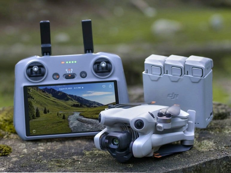 DJI Mini 4 Pro Zestaw Fly More Combo (z kontrolerem DJI RC 2)